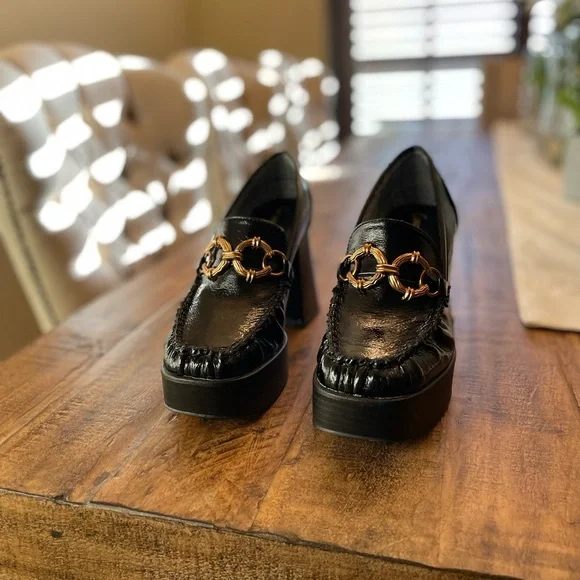 Elegant Black Loafers with Gold Chain Detail - Picture 1 of 6